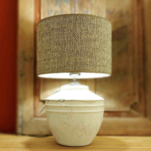 Tischlampe Tobat mit antikem Finishing und Lampenschirm aus grobem Stoff in der Farbe greige
