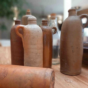 Antike Wasser- und Weinflaschen Unikate aus Ton