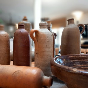 Antike Wasser- oder Weinflaschen Unikate aus Ton
