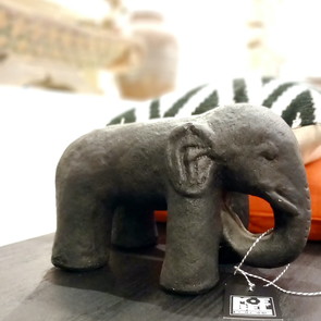 Elefant Gajah aus schwarzem Lavasteinguß