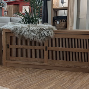 TV Möbel aus Teak mit Sitzfell