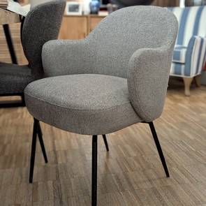 Polsterstuhl mit kurzen Armlehnen von DANFORM