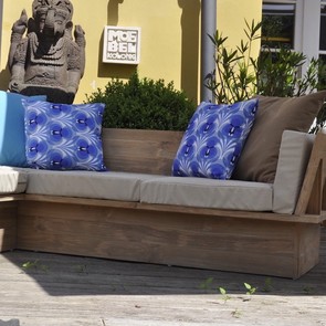 Mit Aulia Lounge aus Teak massiv mit wetterfesten Outdoor Sitzpolstern wohnen wie im Urlaub, Massivholz Garten Moebel nach Mass ohne Aufpreis, MOEBEL KOLONIE Muenchen