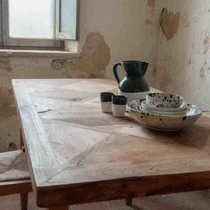 Aktuelle Showroom Deko - Geschirr aus Apulien