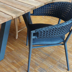 Chinoise Gartenstuhl aus schwarzem Kunststoffgeflecht mit Armlehnen, passend Teakholz Tischplatte mit Gestell aus schwarzem Metall, Gartenmoebel aus der MOEBEL KOLONIE, Living in Style Muenchen