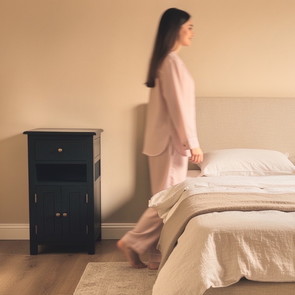 Der Nachttisch BOX mit einer Schublade, einem offenen Zwischenfach und zwei Türchen im unteren Bereich