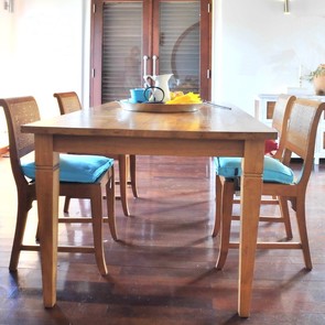 Esstisch Classic aus massivem Plantagenteakholz, eleganter Teak Massivholz Tisch mit schicken Massivholz Stuehlen aus Edelholz Teak, schoene Kissen in der Farbe Blau von der Firma PAD als Accessoires, Teakholz Massivholz Tisch vom Schreiner in Handarbeit gefertigt, massive Esszimmer Moebel aus Teak