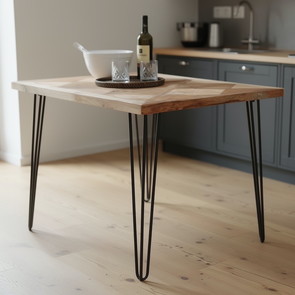 Esstisch Patch aus recyceltem Teakholz, gefertigt vom Schreiner in Handarbeit, besondere Intarsien, Tischbeine aus schwarzem Metall, MOEBEL KOLONIE Manufaktur, Esstische aus Teakmasivholz, Tischdekoration, elegante Glaeser und Geschirr, Muenchen