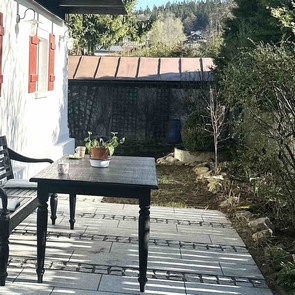 Esstisch Schwabing aus gebuerstetem Teak massiv in der Farbe Schwarzbraun/ 005, Tisch mit gedrechselten Tischbeinen vom Scheiner in Handarbeit gefertigt, MOEBEL KOLONIE  Mufaktur und Design, Wohnen wie im Urlaub MOEBEL KOLONIE Muenchen