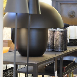 Exklusive Tischlampen und Stehleuchten in elegantem Schwarz fuer Indoor und Outdoor, Inneneinrichtung vom Spezialisten MOEBEL KOLONIE living in Style Muenchen