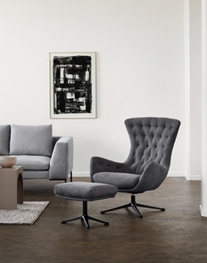 Flexlux Gini Drehsesel miit grauem Stoffbezug und Fußhocker in modernem Wohnzimmerambiente