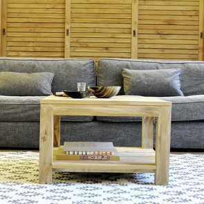 Frontansicht vom Massivholz Couchtisch Frank nach Mass aus Teak, individuelles Wunschmass ohne Aufpreis moeglich, konfigurierbar in allen MOEBEL KOLONIE Farben, moderner Massivholz Couchtisch vom Schreiner aus Teak von Hand gefertigt, im Hintergrund bequemes Sofa in der Farbe Anthrazit, Wohnzimmer Moebel Muenchen aus Massivholz Teak