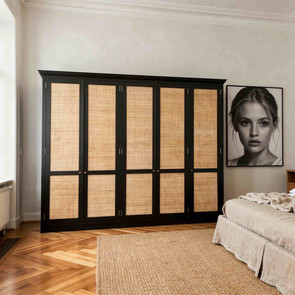 Fuenftueriger Teak Massivholz Schrank Pandana, die Tuerrfuellungen sind aus Bambus Geflecht, Schrank aus Edelholz Teak massiv in der Farbe Schwarzbraun aus der MOEBEL KOLONIE Farbauswahl, Schrank nach Mass in bester traditioneller Schreiner Qualitaet gefertigt, Moebel nach Mass aus Massivholz, Massivholz Teak Schrank Muenchen