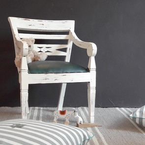 Kinderstuhl Kids Classic Vintage in Frech White aus Teak massiv mit Leder Sitzbezug in green, Kinderzimmer Moebel, wunderbare Massivholz fuer Kinder aus der MOEBEL KOLONIE Muenchen