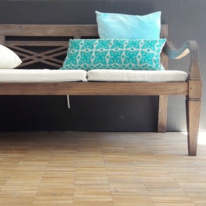 Klassisches Teak Massivholz Daybed Muenchen vom Scheiner in Handarbeit in unserer MOEBEL KOLONIE  Manufaktur gefertigt, Dekoration mit schoenen Kissen als Accessoires, Massivholz Teak Moebel für den Indoor Bereich und den Outdoor Bereich geeignet, Massivholz Moebel Muenchen