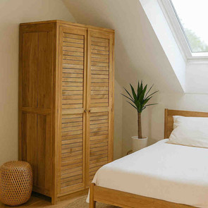 Kleiderschrank LEOPOLD aus Teak Massivholz mit luftigen Staebchen-Tuerfuellungen, mediterrane Optik in massiver Bauweise vom Schreiner in Handarbeit gefertigt. MOEBEL KOLONIE München, Massanfertigung ohne Aufpreis, wohnen wie im Urlaub Muenchen