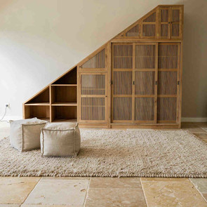 Kleiderschrank aus massivem Teak mit Schwingtueren und Schiebetueren, sowie offenen Faechern die Tuerrfuellungen sind im Staebchen Design gehalten, Schrank aus Edelholz Teak massiv aus der MOEBEL KOLONIE Farbauswahl, Schrank nach Mass in bester traditioneller Schreiner Qualitaet gefertigt, auch als Flur Moebel nach Mass aus Massivholz, Massivholz Teak Schrank Muenchen