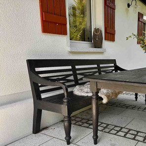 Massive Sitzbank Schwabing aus Teak massiv, Schwabing ist hier im Farbton schwarzbraun  und rustikal gebuerstet, passend dazu der Massivholz Tisch Schwabing, rustic gebuerstet, Design und Manufaktur Schwabing