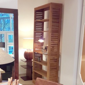 Massives Teakholz Regal ARCO mit sechs offnen Faechern, Massivholz Regal aus Teak mit Seitenteil im Shutter Design, luftig leicht Mass Moebel variabele Einsatz Moeglichkeiten auch als Raumteiler oder Badezimmer Regal, Moebel nach Mass im modernen Style aus Tea massiv, Manufaktur und Design Muenchen, Dekoration besondere Tisch Lampen fuer das Wohn Ambiente mit Urlaubs Feeling