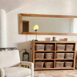 Massivholz Regal Rustico aus massivem Teakholz mit sechs großen Faechern. Hier als Fluregal mit Koerben bestueckt fuer viel Stauraum