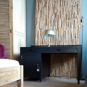 Massivholz Schreibtisch aus Teakholz in modernem Design mit Ablage, zwei Schubladen mit Griffmulde und einer Schwingtuere, Moebel fuer Ihr Homeoffice - MOEBEL KOLONIE Muenchen