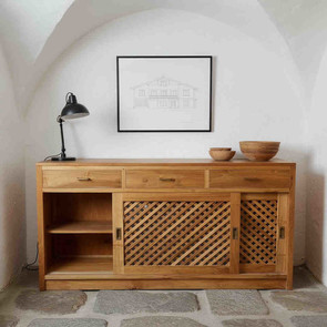 Massivholz Sideboard Slide mit drei Schubladen und zwei Schiebetueren mit Tuerfuellungen im Lettice Stil, vom Schreiner gefertigt in der MOEBEL KOLONIE Manufaktur