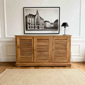 Massivholz Sideboard aus Teak massiv mit Lammellen Tuerfuellungen, Stauraummoebel mit viel Platz vom Schreiner handgefertigt in der MOEBEL KOLONIE Manufaktur, hier als wunderbares Flurmoebel