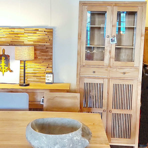 Massivholz Teak Vitrinen Schrank Pisa, mit zwei Schubladen und zwei Schwingtueren mit Staebchen Front im unteren Bereich. Massiver Schrank fuer Kueche, Essbereich oder Wohnzimmer, gefertigt in der MOEBEL KOLONIE Manufaktur