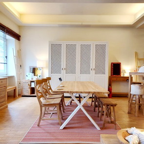 Mediterranes Wohnen wie im Urlaub MOEBEL KOLONIE Muenchen, Esstisch bestehend aus weißen Metall X-Beinen und einer Tischplatte aus recyceltem Teak massiv, Kleiderschrank Lettice aus massivem Teakholz in French White mit Flair wie in Suedfrankreich, Waschtische, Sideboards, Stuehle, Sitzbank, Hocker aus Teak massiv, exklusive Wohnaccessoires, In - und Outdoorteppiche in bester Qualitaet, Wohnen nach Mass MOEBEL KOLONIE Muenchen,
