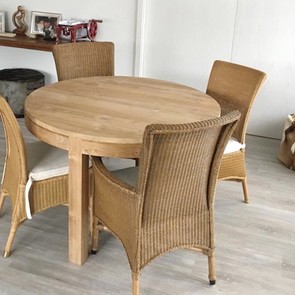 Runder Teak Massivholz Esstisch MUENCHEN mit Butterfly Auszug in der Farbe Roh aus unserer MOEBEL KOLONIE Farbpalette, vier Loom Stuehle, Tisch aus Edelholz Teak massiv gefertigt vom Schreiner in traditioneller Handwerks Kunst, individuelles Wunsch Mass moeglich, Mass Moebel aus Teak massiv ohne Aufpreis, Dekoration Holz Konsole mit Accessoires