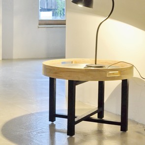 Runder bicolor Couch oder Beistelltisch Luino aus Massivholz Teak, Tisch mit Tablett und klappbarem Gestell fuer den Garten oder das Wohnzimmer, vom Schreiner in Handarbeit gefertigt, Design und Manufaktur Muenchen, Massivholz Moebel Muenchen nach Mass ohne Aufpreis