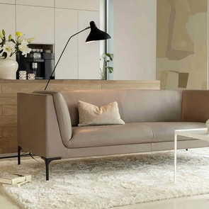 Sehr modernes Designer Sofa Frej, mit schlanken eckigen Metallbeinen, modulares Sofa bestehend aus Drei Sitzer und Chaiselongue, sowie Fusshocker, auch als Beistelltisch verwendbar, Sofa mit festem Bezug hier einem eleganten Cremeweiss, Couch mit hoher, schmaler Armlehne