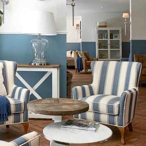 Sessel Cavendish in Blue/ White Stripe , der Stoff ist genietet, der Sessel mit hoher Rueckenlehne hat Füsse aus Gummibaumholz