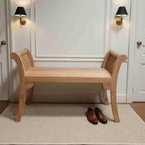 Sitzbank Comtesa aus massivem Teakholz, diese Bank hat zwei geschwungene Armlehnen, klassische Bank mit Schnitzereien vom Schreinermeister gefertigt, auch fuer den Aussenbereich geeignet, hier als Flurbank, MOEBEL KOLONIE Manufaktur und Design