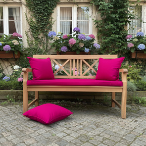 Sitzbank mit Armlehnen aus Massivholz Teak mit aufwendig geschreinerter Rueckenlehne, hier mit frühlingshafter Kissen Dekoration
