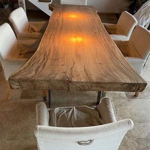 Suar Holz Tisch mit Metall Beinen in der Farbe schwarz, Massivholz Tisch fuer Wohnen wie im Urlaub, schoene Baumkante, besondere Maserung, Esstisch fuer Familien, Tisch fuer Konferenzen, Tischplatte fuer Individualisten, Tischplatten aus recyceltem Suar Holz bis drei Meter, grosse Auswahl in der Ausstellung MOEBEL KOLONIE Muenchen