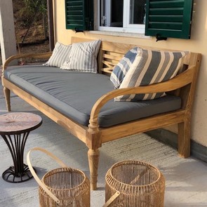 Teak Massivholz Daybed Java fuer den Outdoor Bereich und den Indoor Bereich geeignet, vom Schreiner in Handarbeit gefertigt, Daybed Teakholz massiv im klassischen Kolonialstil, Dekoration mit vielen schoenen bunten Kissen