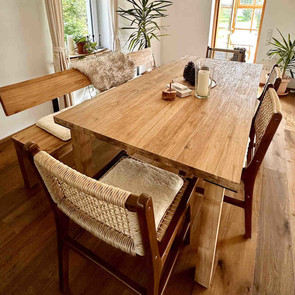Teakholz Tischbeine mit Metall - Platine fuer massive Tischplatten aus Teak, hier im Ensemble mit der Sitzbank Main aus Teak massiv, Manufaktur und Design MOEBEL KOLONIE