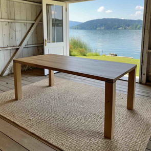 Tisch Tavola Tischplatte und mit Holzbeinen aus recyceltem, altem Teakholz, Befestigung mit Metallplatine, Sitzbank Java und Daybed Java aus massivem Teakholz, aus altem Teak, Teakholz Moebel vom Schreiner in Handarbeit aus unserer MOEBEL KOLONIE Manufaktur, MOEBEL KOLONIE Wohnen wie im Urlaub Muenchen