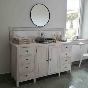 Waschtisch Claire aus massivem Teak mit acht Schubfaechern links und rechts, sowie zwei Schwingtüren in der Mitte, Massivholz Teak Waschtisch in der MOEBEL KOLONIE Farbe French White, Badezimmer Moebel nach Mass aus Teak massiv, Schreiner Arbeit in bester Qualitaet, Badezimmer Waschtische aus Massivholz Muenchen