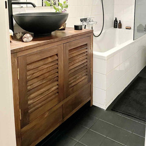 Waschtisch Comtessa aus massivem, gebuerstetem Teak mit zwei Schwingtuere,  Tuerfuellungen sind im Shutter Look gehalten, im unteren Bereich finden sich 2 Schubladen, Massivholz Teak Badezimmer Moebel vom Schreiner traditionell in Handarbeit gefertigt, im individuellen Wunsch Mass erhaeltlich, Waschtisch nach Mass aus massivem Teak Holz mit runder Waschschuessel in elegantem Schwarz edel und chic,  Muenchen Moebel Manufaktur und Design, Badezimmer wie im Urlaub