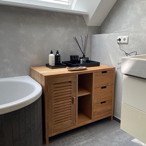 Waschtisch Comtessa aus massivem, gebuerstetem Teak mit zwei Schwingtuere,  Tuerfuellungen sind im Shutter Look gehalten, im unteren Bereich finden sich 2 Schubladen, Massivholz Teak Badezimmer Moebel vom Schreiner traditionell in Handarbeit gefertigt, im individuellen Wunsch Mass erhaeltlich, Waschtisch nach Mass aus massivem Teak Holz mit runder Waschschuessel in elegantem Schwarz edel und chic,  Muenchen Moebel Manufaktur und Design, Badezimmer wie im Urlaub