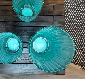 Wunderschöne Glaeser, Aufnahme von oben drei Wasser Glaeser in tollem Tuerkis in Rillenoptik und weitere besondere Tischdeko von Cote Table, Blickfang fuer die grosse Festtafel, Tisch Accessoires, Muenchen MOEBEL Kolonie