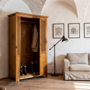 Zweitueruger Teak Massivholz Schrank Lettice, die Tuerrfuellungen sind im Lettice Design gehalten, Schrank aus Edelholz Teak massiv in der Farbe Antik aus der MOEBEL KOLONIE Farbauswahl, Schrank nach Mass in bester traditioneller Schreiner Qualitaet gefertigt, hier als Flurschrank,  Flur Moebel nach Mass aus Massivholz, Massivholz Teak Schrank Muenchen