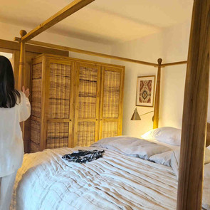 dreitueriger Kleiderschrank Sicilia aus massivem Teakholz und Weidengeflecht Fuellungen, Schrank vom Schreiner in Handarbeit gefertigt in der MOEBEL KOLONIE Manufaktur, Wohnen wie im Urlaub Muenchen