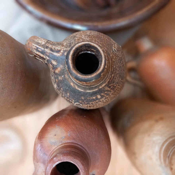 Antike Wasser- oder Weinflaschen Unikate aus Ton