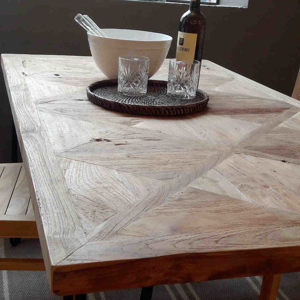 Esstisch PATCH aus recyceltem Teak Altholz - Inspiration aus der Vergangenheit