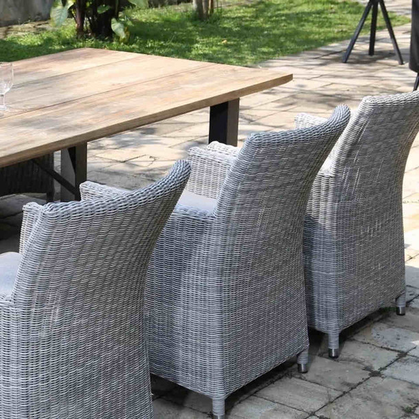 Ambiente Bild  massiver Teakholz Gartentisch Marseille mit Armlehn Gartenstuehlen Lloyd, sehr komfortabler Stuhl mit wetterfestem Rehau - Geflecht