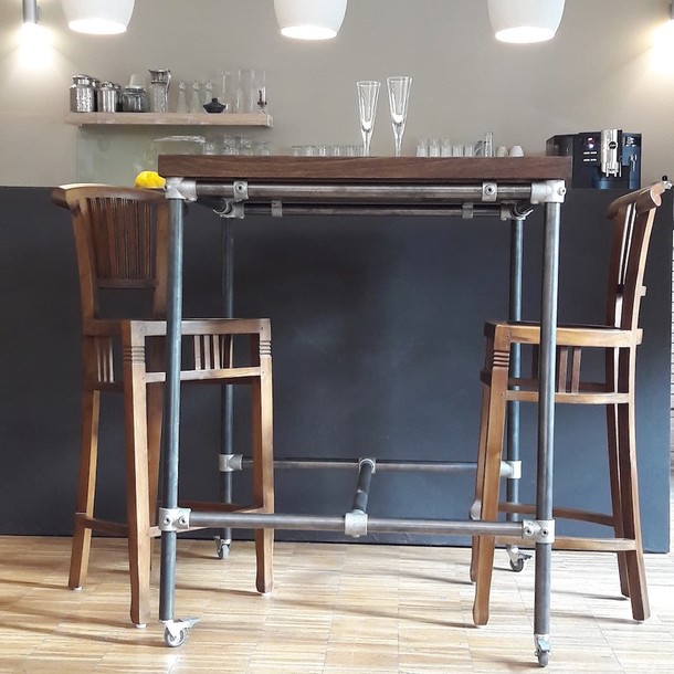 Amsterdam Bartisch mit Metallrohren und massiver robuster Teakholz - Tisch Platte, Teak -Massivholz Stuehle Pfau mit bequemer Lehne, Tisch Platte und Stuehle in der Farbe Antik aus der MOEBEL KOLONIE Farb Auswahl, Handarbeit vom Scheiner Meister in unserer Manufaktur