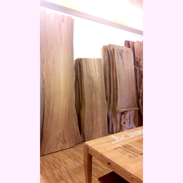 Auswahl Tischplatten aus recyceltem Suar Holz mit Baumkante, massive Suarholz Tischplatten, mit feiner Haptik, viel Charakter, robust und stark, Ausstellung im Showroom MOEBEL KOLONIE Manufaktur und Design Muenchen Schwabing, Muenchen Tischplatten und Esstische